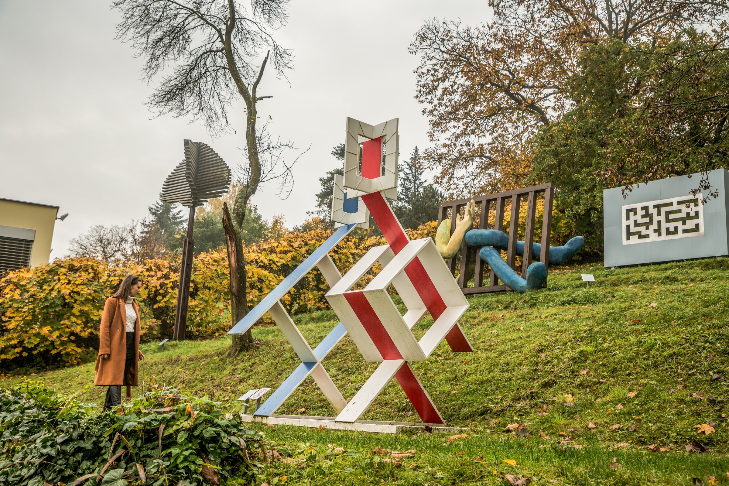 Horský park gallery with women