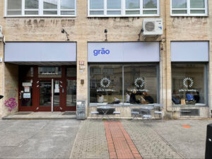 grao caffe with tables and chairs