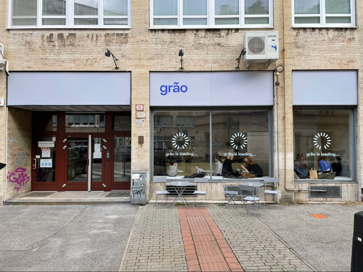 grao caffe with tables and chairs