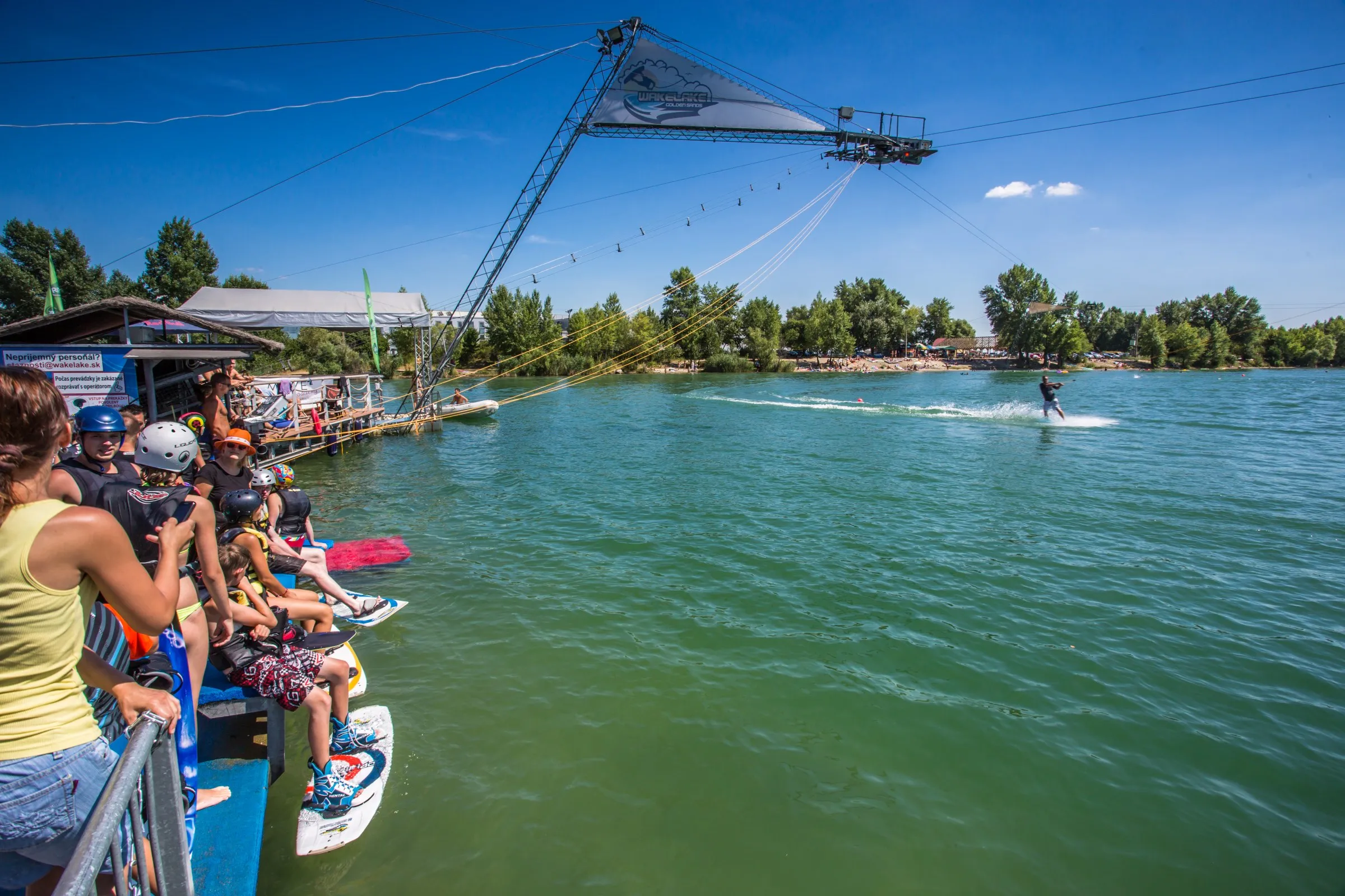 Zlate piesky wakelake with people