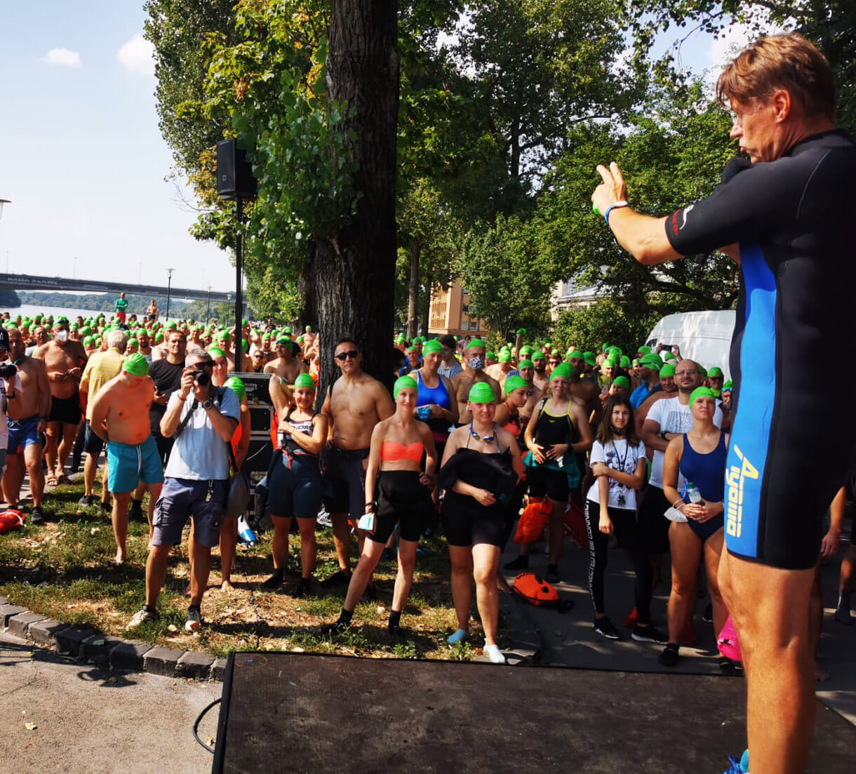 Účastníci podujatia Trans Danube Swim počúvajú pokyny od organizátora pred vstupom do vody